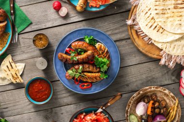 Yemek Masası ızgara sosis, tortilla tamamladı ve farklı d