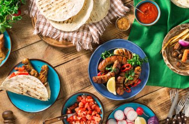 Yemek Masası ızgara sosis, tortilla tamamladı ve farklı d