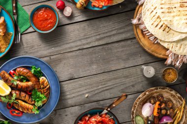 Çerçeve ızgara sosis, tortilla tamamladı ve farklı yemekler