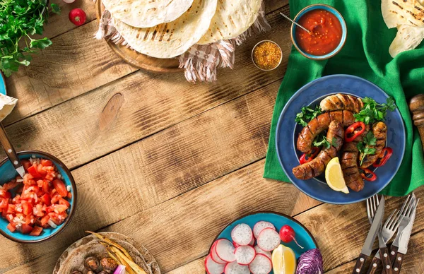 Çerçeve ızgara sosis, tortilla tamamladı ve farklı yemekler