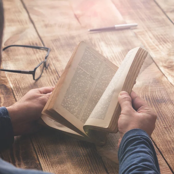 Hombre leyendo libro sentado —  Fotos de Stock