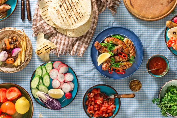 Top vista tavolo da pranzo con cibo fatto in casa — Foto Stock