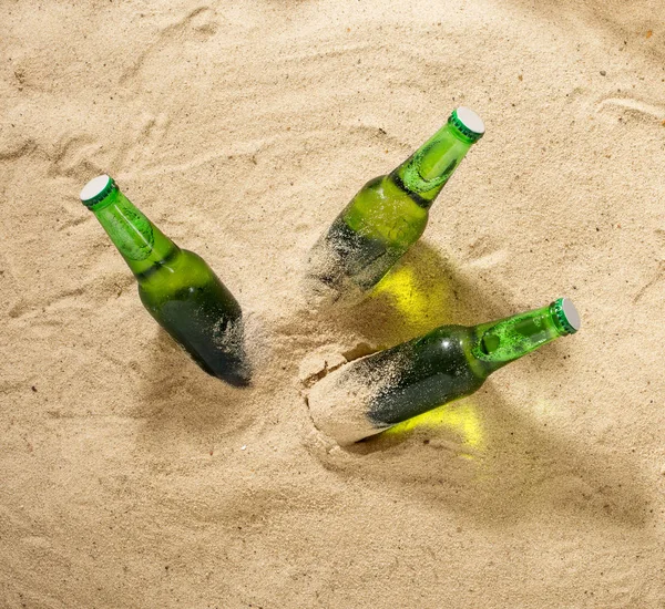 砂の上の冷たい光のビール 3 本 — ストック写真