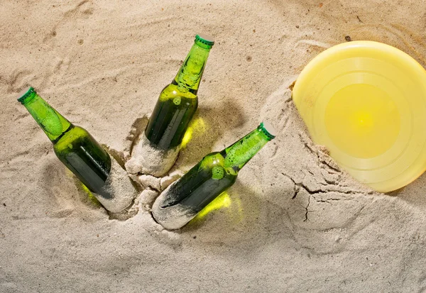 ビーチのゲーム オブジェクトにラガー ビールのボトル — ストック写真