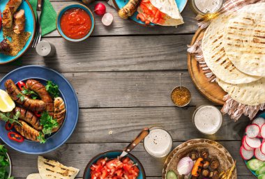 Çerçeve ızgara sosis, lager bira, tortilla ve farklı dis