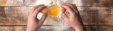 Erkek el yumurta sarısı un yendi.