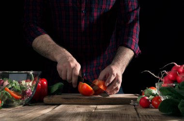  Yemek bir salata adam