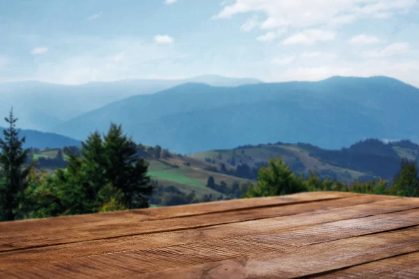 Mesa de madeira vazia no fundo das montanhas — Fotografia de Stock