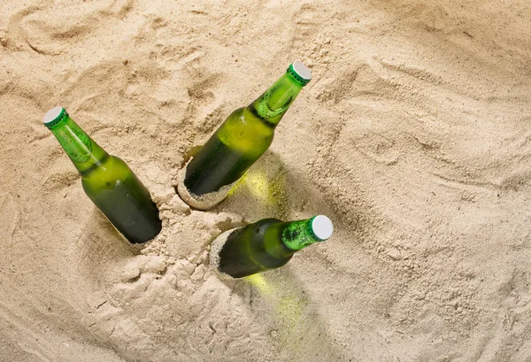 コピー スペースが付いている砂の冷や光のビールのボトル — ストック写真
