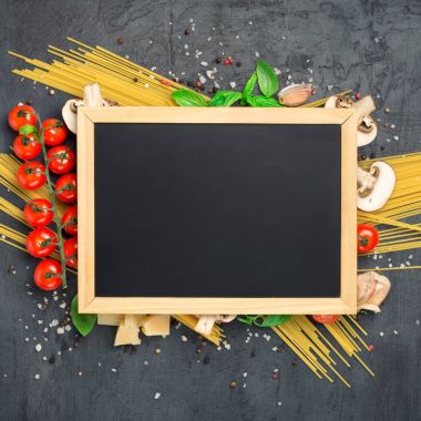 İtalyan makarna yemek pişirmek için pano tebeşir malzemelerle