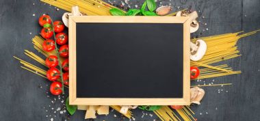 İtalyan makarna yemek pişirmek için pano tebeşir malzemelerle