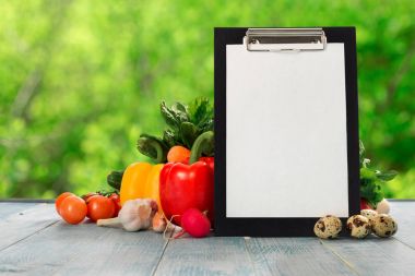 Siyah Pano mavi ahşap bir masa üzerinde farklı sebze ile