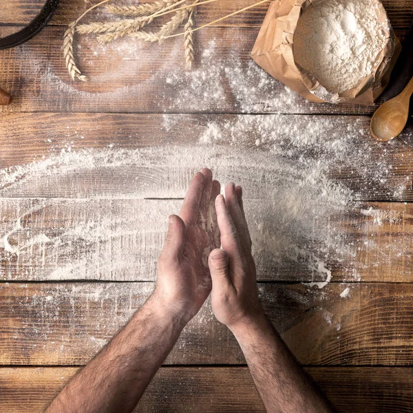 Uomo panettiere prepara un posto per fare la pasta — Foto Stock