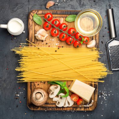 İtalyan spagh ile ahşap tahta üzerinde makarna yemek pişirmek için malzemeler