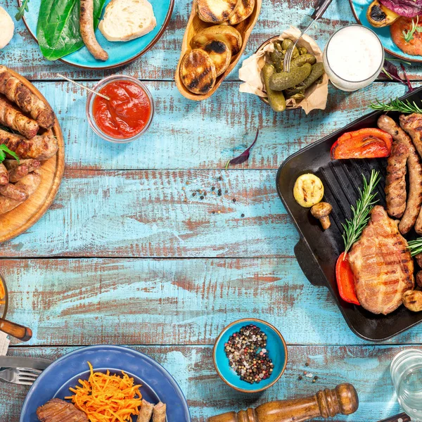 Quadro de comida grelhada na mesa de madeira no dia ensolarado — Fotografia de Stock