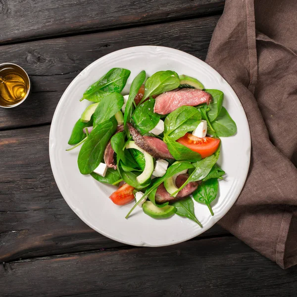 Salát listový špenát a grilované hovězí maso — Stock fotografie