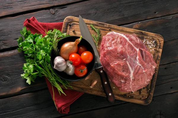 Fresh beef tenderloin with vegetables on kitchen board — Stock Photo, Image