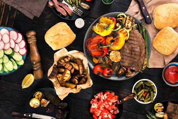 Gril, steak s grilovanou zeleninou na dřevěný stůl — Stock fotografie
