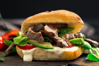 Taze burger ızgara dana eti, domates ve avokado