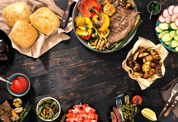 Filete a la parrilla y verduras a la parrilla en la mesa de madera —  Fotos de Stock