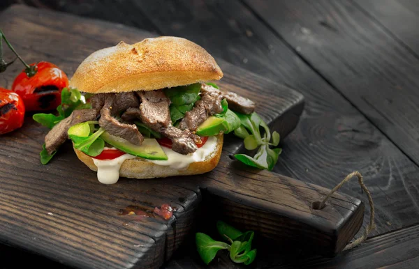 Fresh tasty burger with beef grilled meat, tomato and avocado — Stock Photo, Image