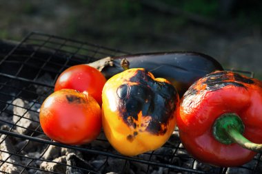 Izgara sebze - kırmızı ve sarı biber, patlıcan ve domates