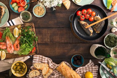 Çerçeve karides, balık ızgara, salata, aperatifler ve beyaz şarap