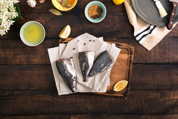 木製キッチン ボードに 3 つの新鮮な生の魚 — ストック写真