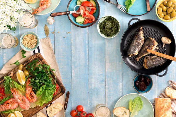 Каркас з креветок, риби на грилі, салат, закуски та пиво — стокове фото
