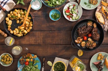Çerçeve ızgara biftek, sebze, patates, salata, atıştırmalıklar, hom