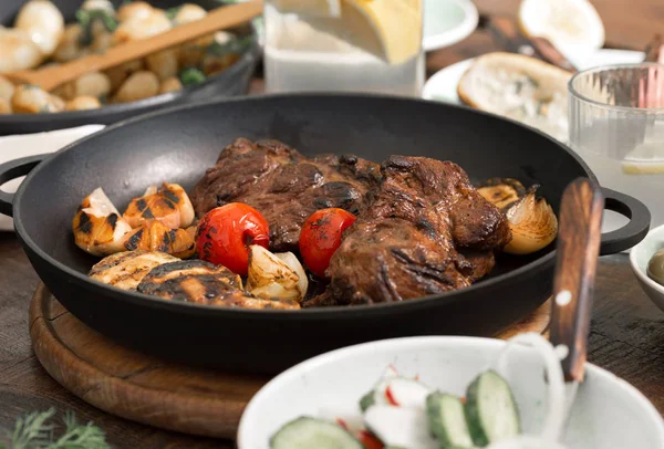 Bistecca di manzo grigliata in padella sul tavolo di legno — Foto Stock