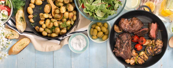 Grillowany stek, warzywa, ziemniaki, sałatki, przekąski, domowe lem — Zdjęcie stockowe