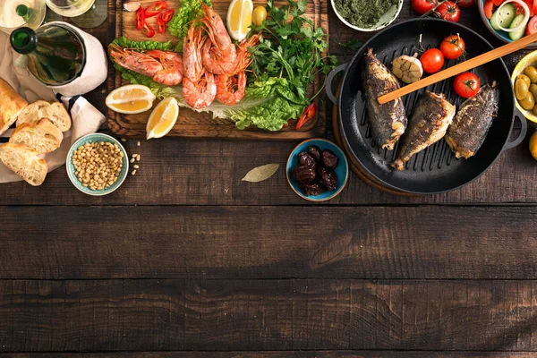 Mesa de festa com camarão, peixe grelhado, salada, lanches, vinho branco — Fotografia de Stock