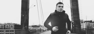 Çalışan genç atletik erkek 