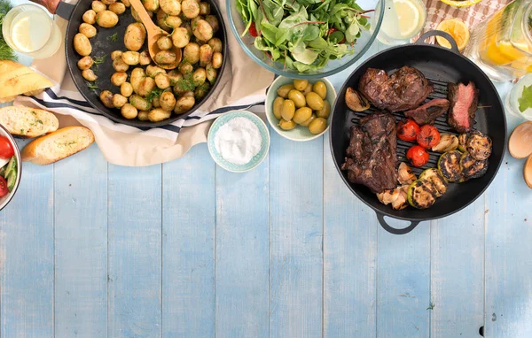 Grilovaný steak, zelenina, brambory, salát, občerstvení, domácí lem — Stock fotografie