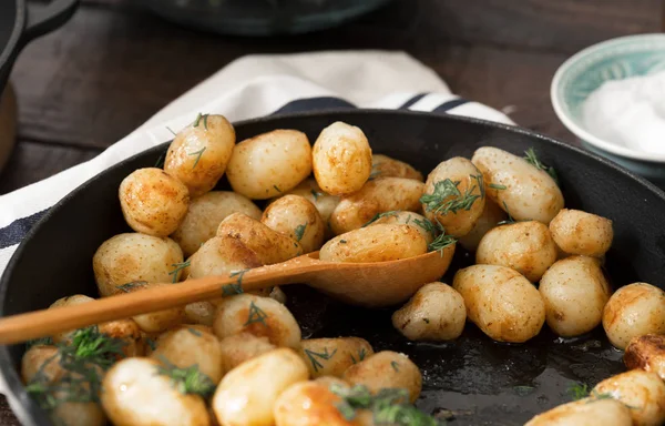Жареный картофель в чугунной сковородке — стоковое фото