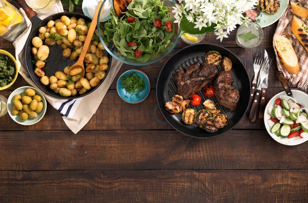 Grilovaný steak, zelenina, brambory, salát, občerstvení, limonády na — Stock fotografie