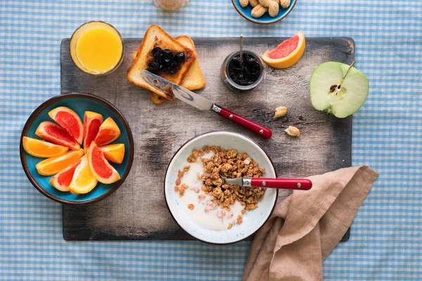 Здоровый завтрак с различными продуктами питания, вид сверху — стоковое фото