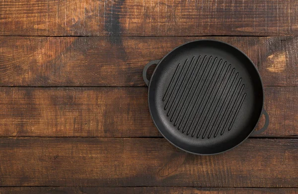 Винтажная пустая сковорода на деревенском деревянном столе — стоковое фото