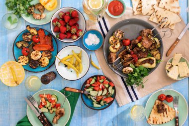 Şiş kebap, çeşitli ızgara sebze, salata, limonata, strawb