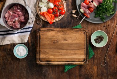 Mutfak tahta şiş kebap ve çeşitli sebzeler ile