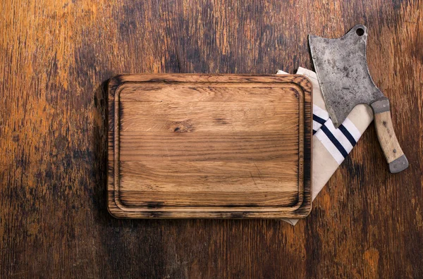 Режущая доска с винтажным мясницким ножом и салфеткой — стоковое фото