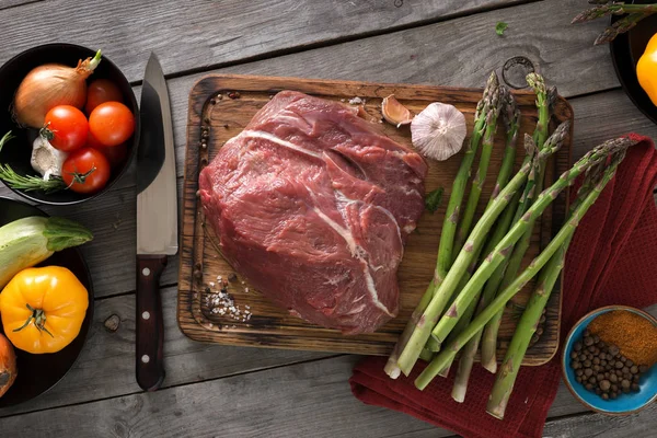 Fresh juicy piece of beef tenderloin with asparagus and vegetabl — Stock Photo, Image