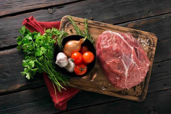 Raw piece of beef tenderloin with set of vegetables — Stock Photo, Image