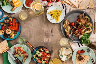 Şiş kebap, ızgara sebze, salata, aperatifler ve ev yapımı Kenneth'in