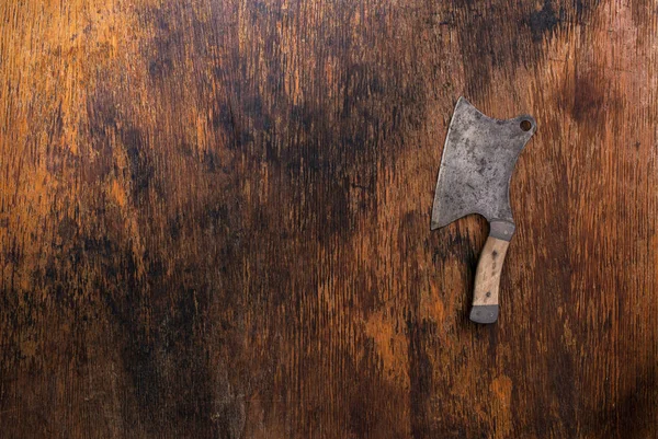 Εκλεκτής ποιότητας μαχαίρι του χασάπη στο παλιό ξύλινο φόντο — Φωτογραφία Αρχείου