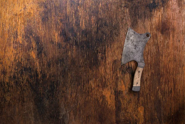 Cuchillo vintage de carnicero sobre fondo de madera viejo Imágenes de stock libres de derechos