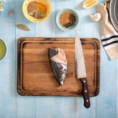 Limon ve baharat yemek sağlıklı yemek için çiğ balık