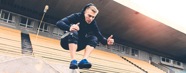 Joven atleta saltando por encima del obstáculo — Foto de Stock