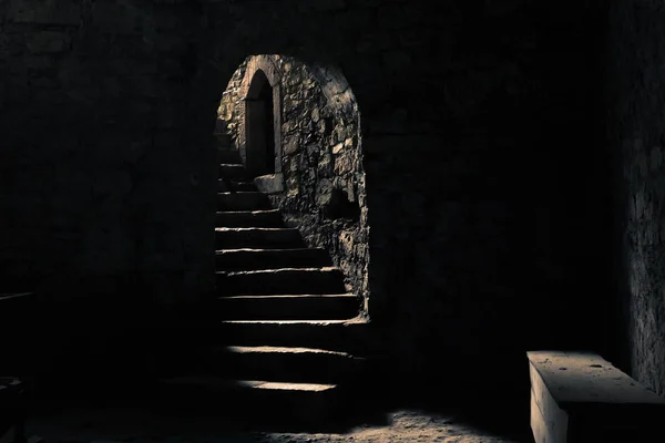 Castle dungeon med en ljusstråle — Stockfoto
